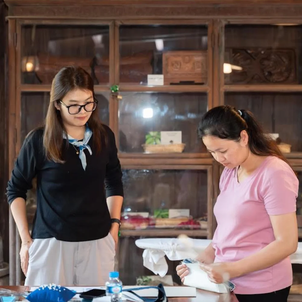 Keeps Loudder team member assisting participants