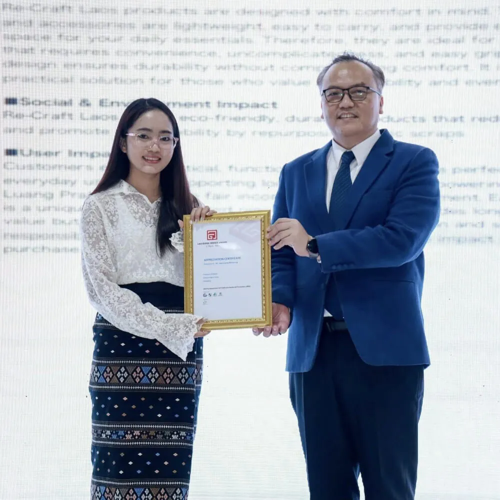 Keep Loudder Team Member receiving certificate