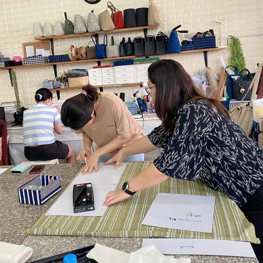 Keeps Loudder holding a bag sewing workshop