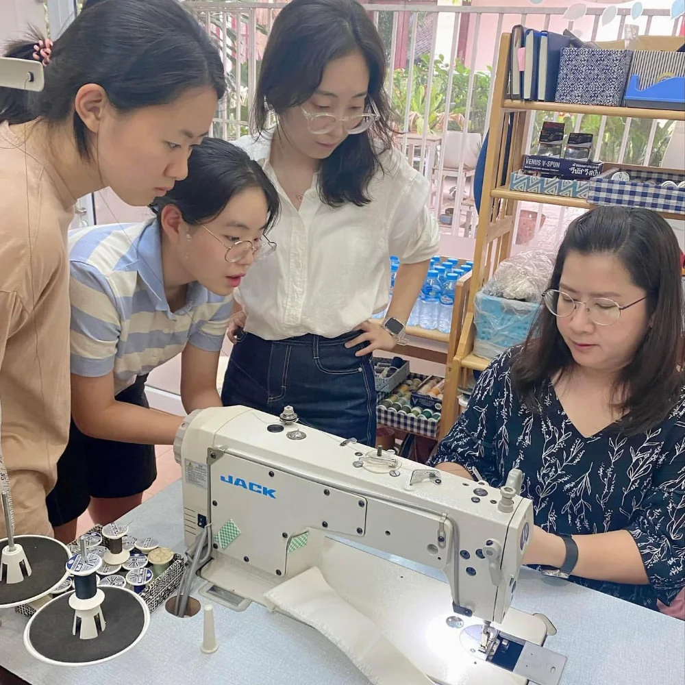 Keeps Loudder holding a bag sewing workshop