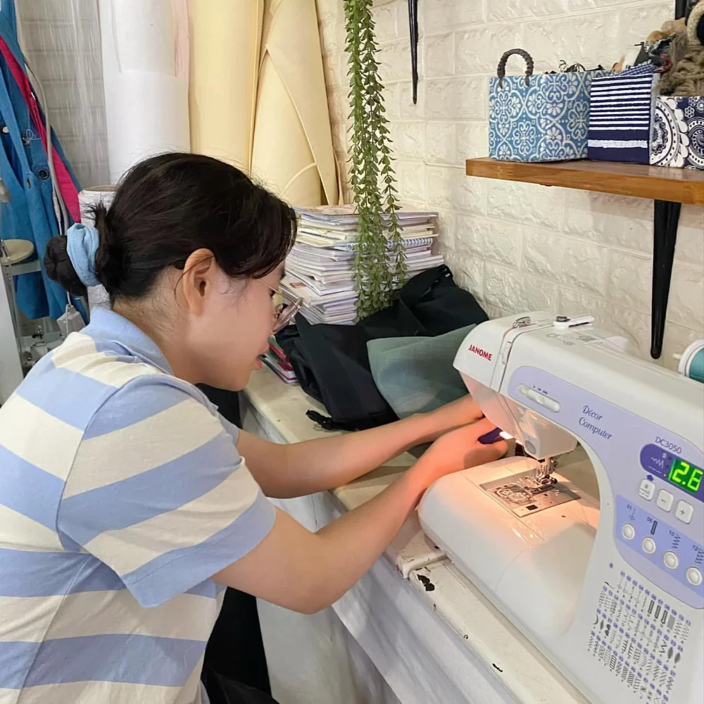Keeps Loudder holding a bag sewing workshop