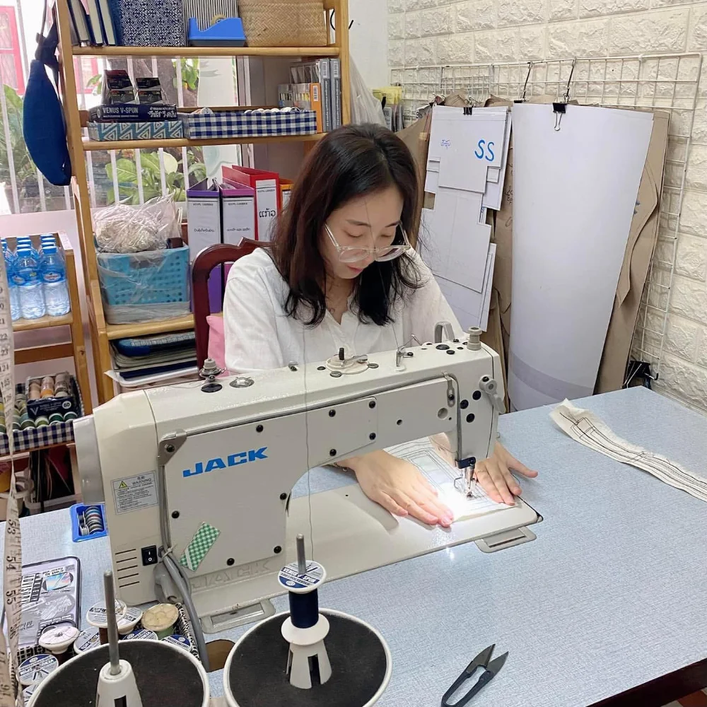 Keeps Loudder holding a bag sewing workshop